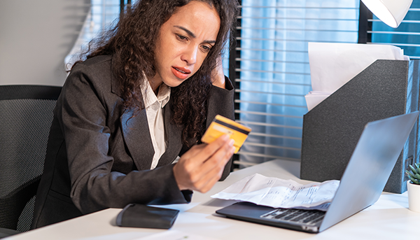 riesgos de usar tarjetas de credito y tarjetas de debito 