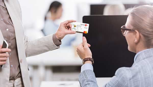 tarjetas de credito o tarjetas de debito cual usar para los gastos de tu empresa