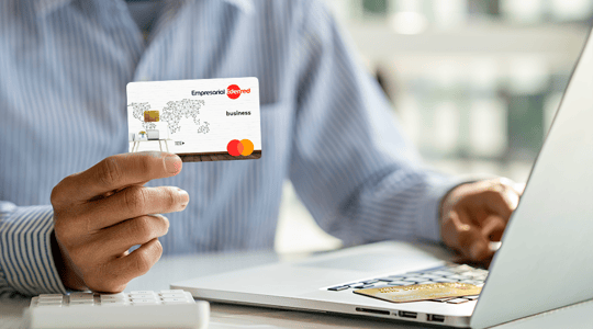 Tarjetas de crédito vs. tarjetas de débito para empresas