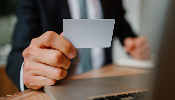 considera contratar alguna tarjeta corporativa