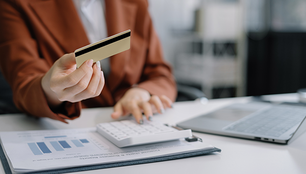 monitorea las compras de manera frecuente y verifica el seguimiento de políticas