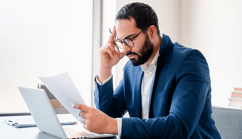 colaborador destacado trabajando concentrado