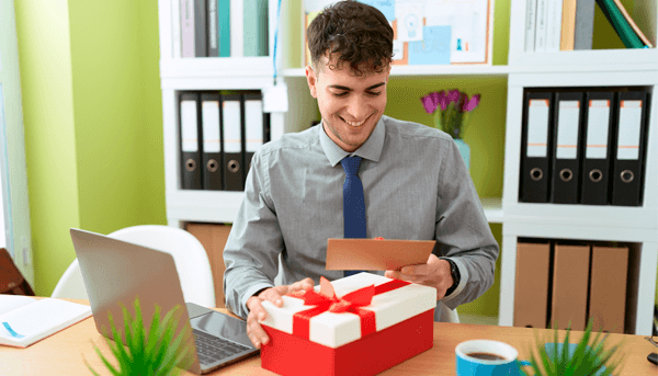 Un empaque cuidadoso y atractivo demuestra dedicación y valor del regalo