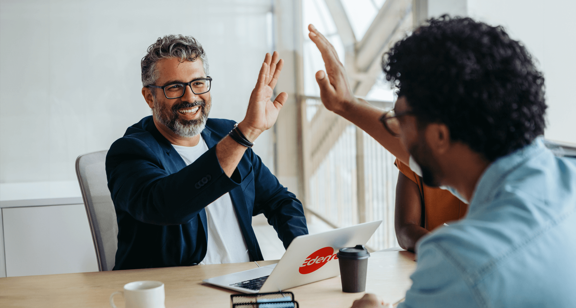 empresarios-celebrando-trabajo-en-equipo