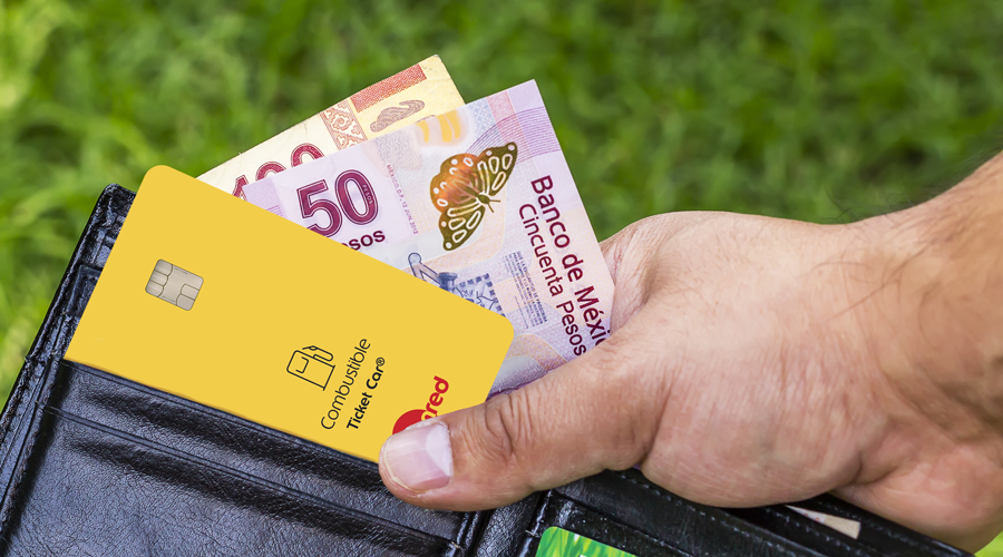 Vales de gasolina o efectivo: beneficios y cuál es mejor para mi empresa